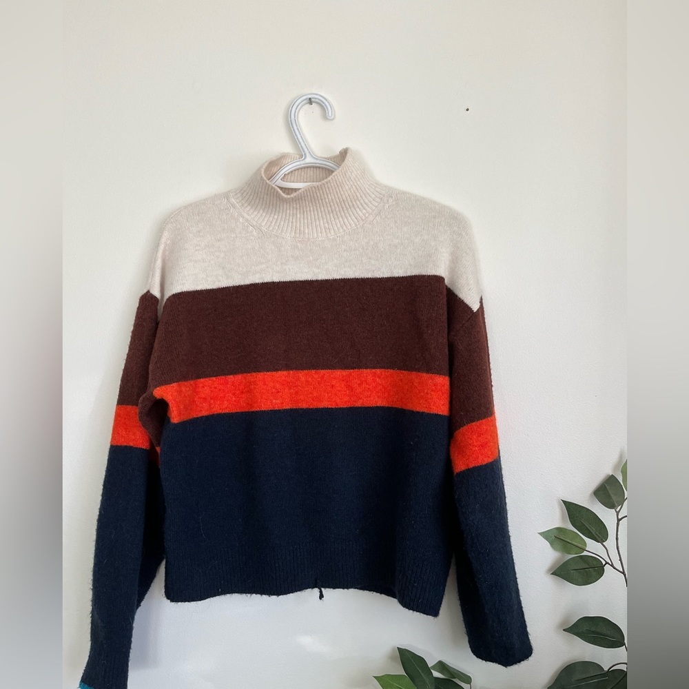 H&M Turtle Neck - Picture 1 of 3